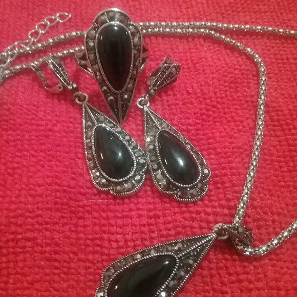 Jewelry - 3pc VTG Necklace set